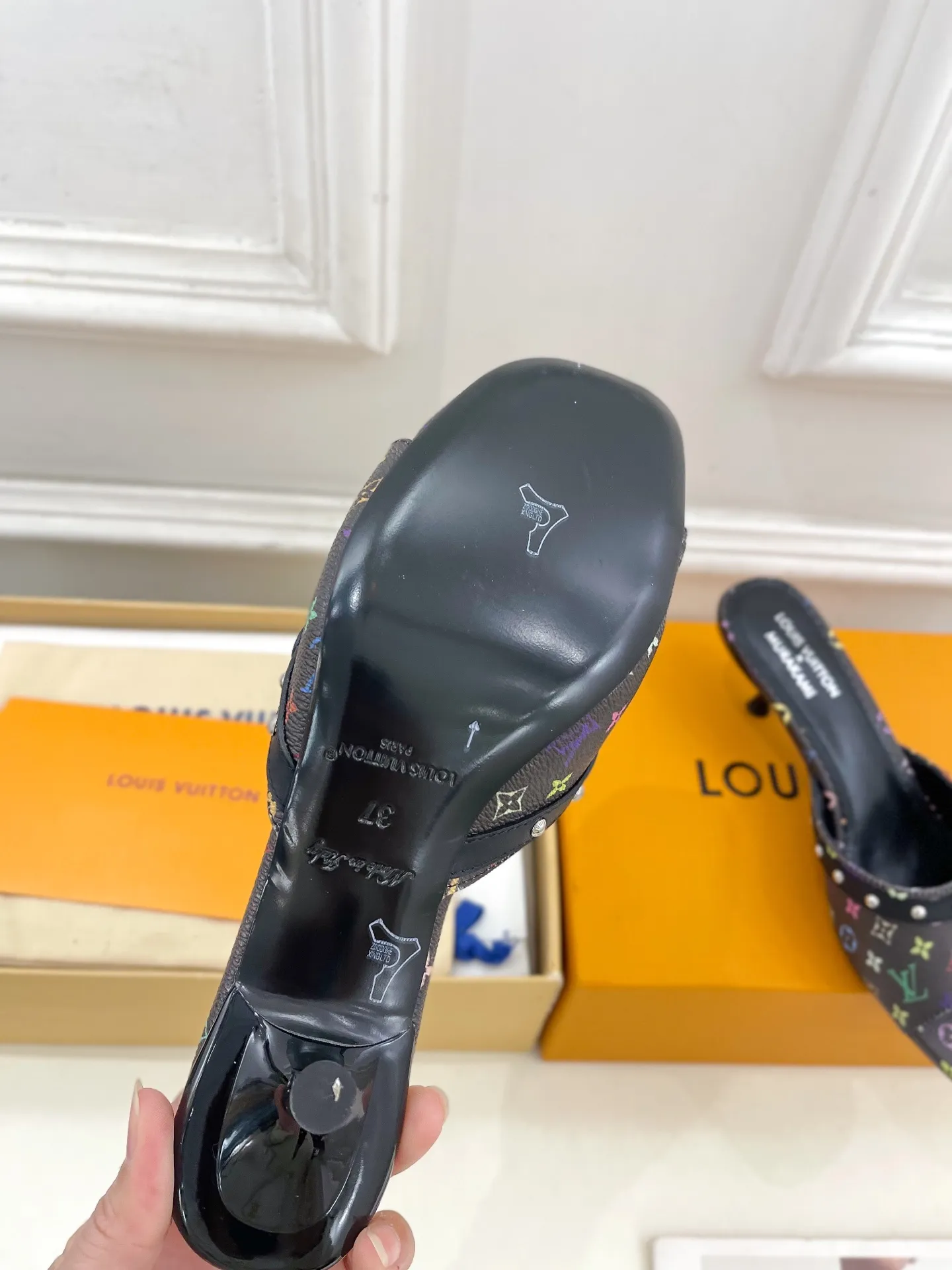 👟👟Ex-factory price 580👟👟 LV | Louis Vuitton 25𝐬𝐬 🧡💚2025 early spring new top version‼ ️The original version is the same. The counter features the latest LV Full of high-end feel! A popular model among bloggers at home and abroad, it’s retro and fashionable and looks amazing on your feet! Mainly recommended model on the official website★ ━━━━━ ЅᏇєєt ━━━━━ ▪️Upper: high-customized rainbow-colored presbyopia leather ▪️Lining: imported sheepskin lining ▪️Outsole: original Italian leather outsole ▪️Heel height: 5.5cm / 9.5cm ▪️Shoe size: 35-39 (34, 40, 41, 42 customized)
